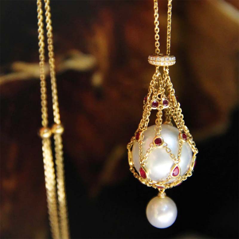 Collier en or avec chaîne en filet et perles