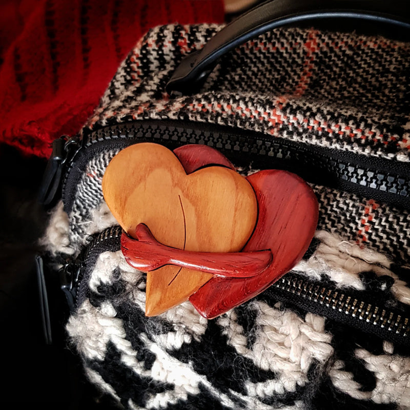 Bouton pinback en bois intarsia de coeurs aimants
